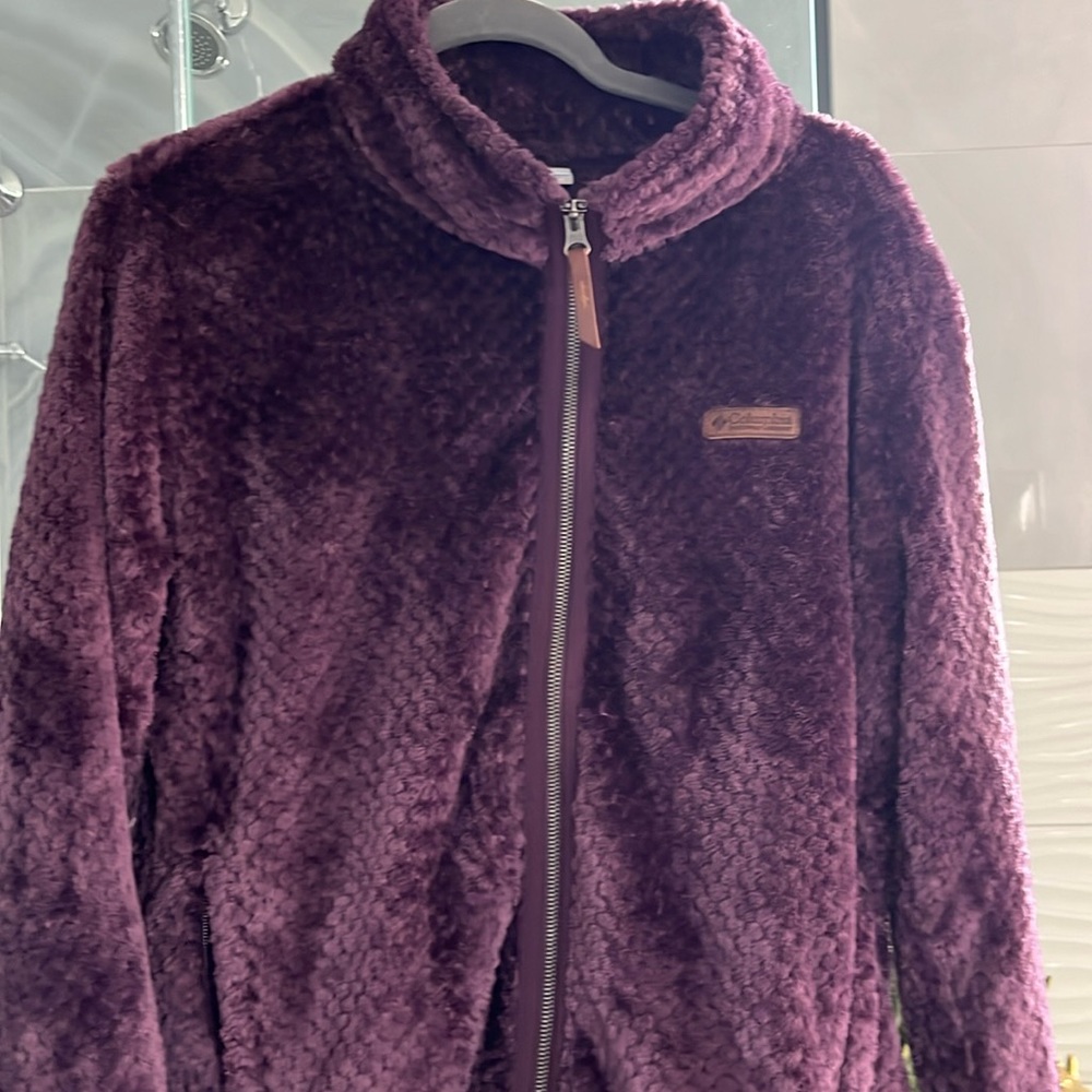 Very pretty purple fleece Columbia, sportswear company, zippered, zipper pockets